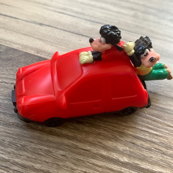 Burger King Goofy Pull Back Car plus Goofy Necklace figurine - Picture 3 of 8